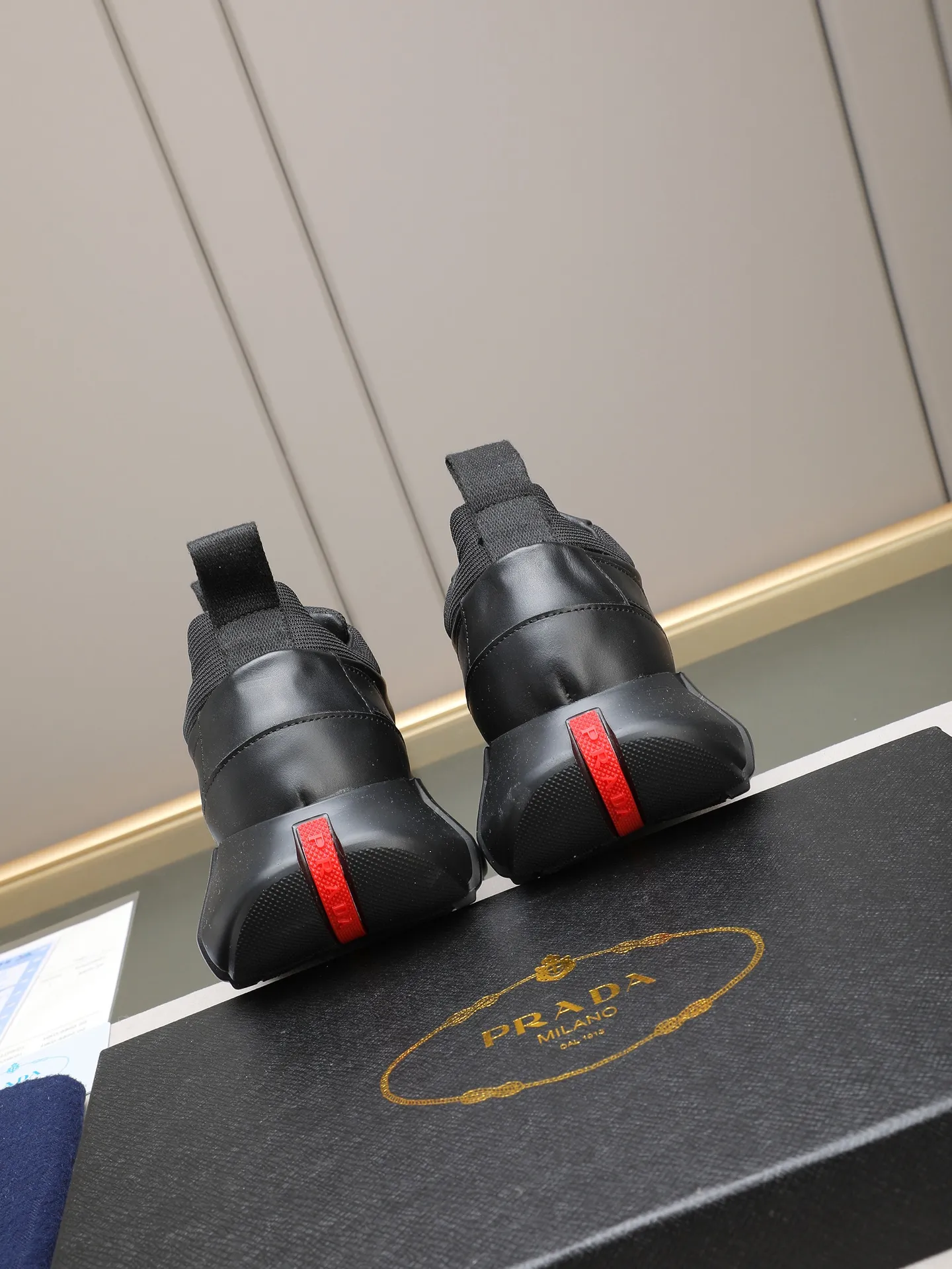 PP500 PRADA/Prada men's lace-up casual sports shoes, the upper is made of imported first-layer calfskin, soft, comfortable and breathable ➕ washed sheepskin lining! The tongue is decorated with the PRADA brand letter logo. The rubber thick sole echoes the red label tongue. The style is fashionable and elegant. The details are carefully crafted. A casual sports shoe with a super western style and excellent breathability!  Size: 38-44 (45 46 customized)